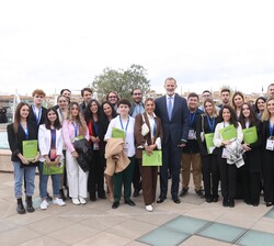 Su Majestad el Rey junto a un grupo de jóvenes participantes en el programa "Talento en crecimiento"