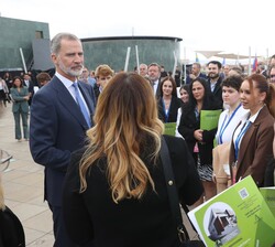 Un grupo de jóvenes participantes en el programa "Talento en crecimiento" conversa con Su Majestad el Rey
