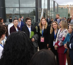 Al término del XXII Congreso de Directivos de la Fundación CEDE, Don Felipe departió con jóvenes participantes en el programa "Talento en crecimi