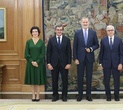 El Rey junto al profesor Douglas A. Melton; el presidente de HM Hospitales, Juan Abarca Cidón; su vicepresidenta, Elena Abarca Cidón; y el presidente 
