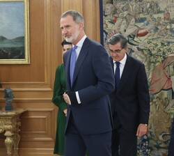 Don Felipe se dirige a su despacho junto a los asistentes a la audiencia