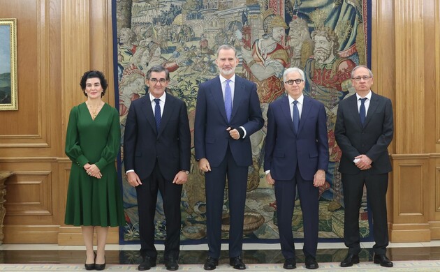 El Rey junto al profesor Douglas A. Melton; el presidente de HM Hospitales, Juan Abarca Cidón; su vicepresidenta, Elena Abarca Cidón; y el presidente 