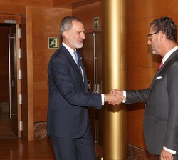 Su Majestad el Rey recibe el saludo del teniente de Hermano Mayor de la Real Maestranza de Caballería de Granada, Gonzalo Martínez-Carrasco y de Santi