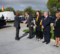 Su Majestad la Reina Doña Sofía recibe el saludo de las autoridades asistentes al acto