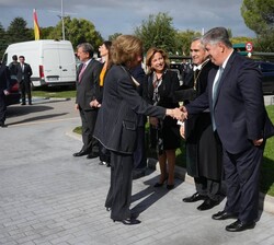 Su Majestad la Reina Doña Sofía recibe el saludo de las autoridades asistentes al acto
