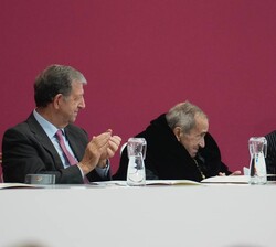 Doña Sofía durante el aplauso a Emilio Lora-Tamayo, Rector Honorario de la Universidad Camilo José Cela