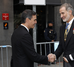 Su Majestad el Rey recibe el saludo del presidente del Gobierno, Pedro Sánchez