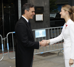 Sus Altezas Reales la Princesa de Asturias y la Infanta Doña Sofía reciben el saludo del presidente del Gobierno, Pedro Sánchez