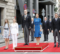 Sus Majestades loss Reyes y Sus Altezas Reales la Princesa de Asturias y la Infanta Doña Sofía reciben honores a su llegada al Congreso de los Diputad