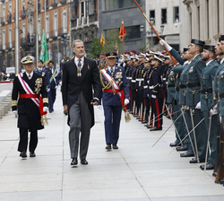 Su Majestad el Rey pasa revista al Batallón de Honores