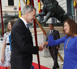 Su Majestad el Rey recibe el saludo de la presidenta del Congreso de los Diputados, Francina Armengol