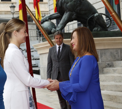 Su Alteza Real la Princesa recibe el saludo de la presidenta del Congreso de los Diputados, Francina Armengol