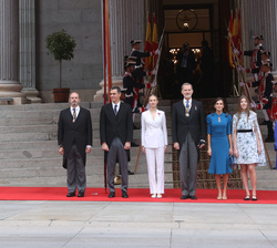 Fotografía de grupo de Sus Majetsades los Reyes, la Princesa de Asturias y la Infanta Doña Sofía, el presidente del Gobierno y los presidentes del Con