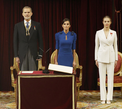 Los Reyes; la Princesa de Asturias y la Infanta Sofía durante la interpretación del Himno Nacional