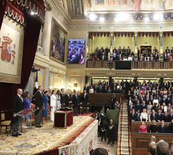 Los Reyes; la Princesa de Asturias y la Infanta Sofía durante la interpretación del Himno Nacional