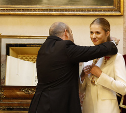 Su Alteza Real la Princesa de Asturias recibe la medalla del Senado tras jurar la Constitución Española ante las Cortes Generales