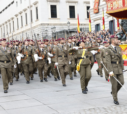 Sus Majestades los Reyes y Sus Altezas Reales la Princesa de Asturias y la Infanta Doña Sofía durante el desfile militar al paso de una compañia del E