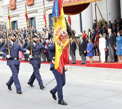 Sus Majestades los Reyes y Sus Altezas Reales la Princesa de Asturias y la Infanta Doña Sofía durante el desfile militar al paso de la Bandera portada