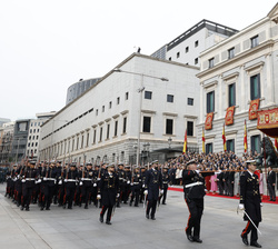 Sus Majestades los Reyes y Sus Altezas Reales la Princesa de Asturias y la Infanta Doña Sofía durante el desfile militar al paso de una brigada de la 