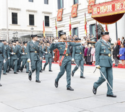 Sus Majestades los Reyes y Sus Altezas Reales la Princesa de Asturias y la Infanta Doña Sofía durante el desfile militar al paso de una compañía de la