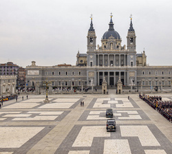 Sus Majestades los Reyes y Sus Altezas Reales la Princesa de Asturias y la Infanta Doña Sofía reciben honores al entrar en la Plaza de Armas del Palac