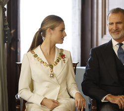 Su Majestad el Rey y Su Alteza Real la Princesa de Asturias tras imponerla el Collar de la Real y Distinguida Orden Española de Carlos III