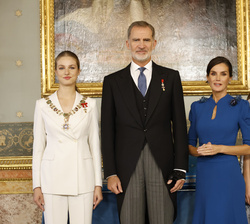 Sus Majestades los Reyes y Sus Altezas Reales la Princesa de Asturias y la Infanta Doña Sofía tras la imposición del Collar de la Real y Distinguida O