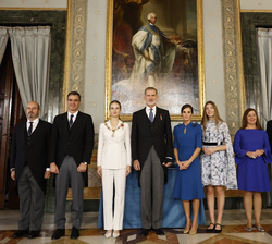 Fotografía de grupo de Sus Majestades los Reyes, Sus Altezas Reales la Princesa de Asturias y la Infanta Doña Sofía, y los poderes del Estado tras la 