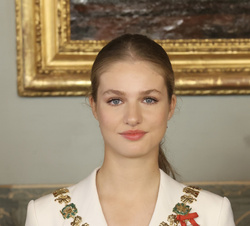 Su Alteza Real la Princesa de Asturias con el Collar de la Real y Distinguida Orden Española de Carlos III 
