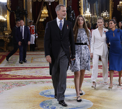 Sus Majestades los Reyes y Sus Altezas Reales la Princesa de Asturias y la Infanta Doña Sofía en el Salón del Trono, momentos antes del saludo a los i