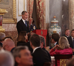 Su Majestad el Rey durante su intervención momentos antes del almuerzo ofrecido a una representación del Gobierno y de los Poderes del Estado