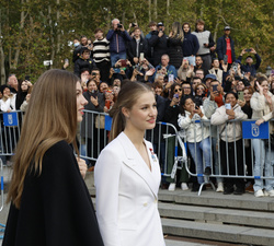 Sus Altezas Reales la Princesa de Asturias y la Infanta Doña Sofía se dirigen a saludar a las personas que les esperaban a su salida del Palacio Real