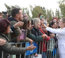 Su Alteza Real la Princesa de Asturias recibe el cariñoso saludo de las personas que se congregaban en la Plaza de Oriente