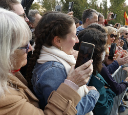 Su Alteza Real la Princesa de Asturias recibe el cariñoso saludo de las personas que se congregaban en la Plaza de Oriente