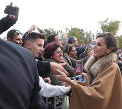 Su Majestad la Reina saluda a los ciudadanos que les esperaban a su salida del Palacio Real