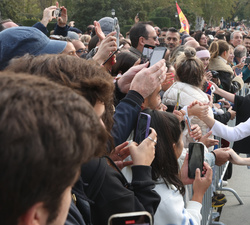 Sus Altezas Reales la Princesa de Asturias y la Infanta Doña Sofía saludan a los ciudadanos que les esperaban a su salida del Palacio Real