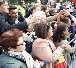 Sus Altezas Reales la Princesa de Asturias y la Infanta Doña Sofía saludan a las personas que les esperaban a su salida del Palacio Real