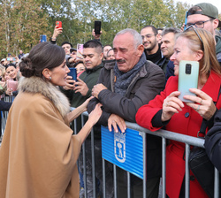 Su Majestad la Reina conversa con un ciudadano a su salida de Palacio Real