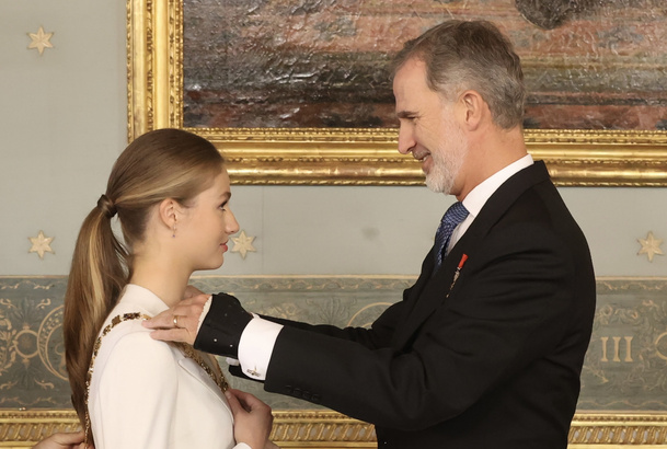 Su Majestad el Rey impone el Collar de la Real y Distinguida Orden Española de Carlos III a Su Alteza Real la Princesa de Asturias