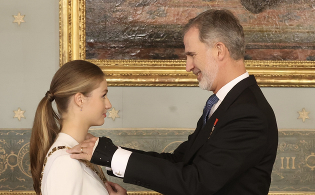 Su Majestad el Rey impone el Collar de la Real y Distinguida Orden Española de Carlos III a Su Alteza Real la Princesa de Asturias