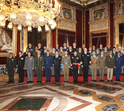 Fotografía de grupo de Su Majestad el Rey con una comitiva del Curso de Altos Estudios Estratégicos para Oficiales Superiores Iberoamericanos
