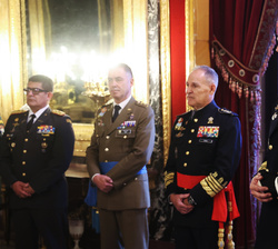 Su Majestad el Rey durante la audiencia militar a una comitiva del Curso de Altos Estudios Estratégicos para Oficiales Superiores Iberoamericanos