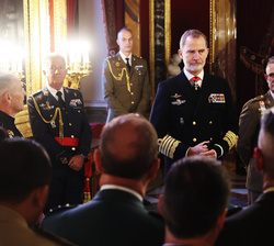 Su Majestad el Rey durante la audiencia militar a una comitiva del Curso de Altos Estudios Estratégicos para Oficiales Superiores Iberoamericanos