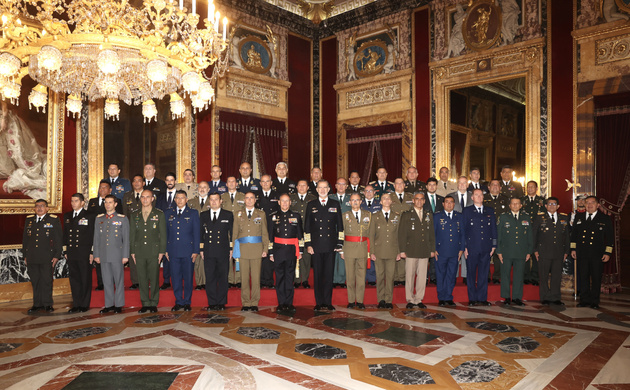 Fotografía de grupo de Su Majestad el Rey con una comitiva del Curso de Altos Estudios Estratégicos para Oficiales Superiores Iberoamericanos