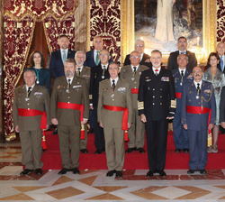 Fotografía de grupo de Su Majestad el Rey con una comitiva de la Academia de las Ciencias y las Artes Militares