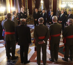 Su Majestad el Rey durante la audiencia militar a una comitiva de la Academia de las Ciencias y las Artes Militares