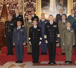 Fotografía de grupo de Su Majestad el Rey con un grupo de coroneles y capitanes de navío