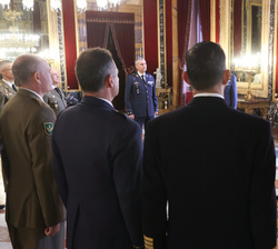 Su Majestad el Rey recibe en audiencia militar a un grupo de coroneles y capitanes de navío