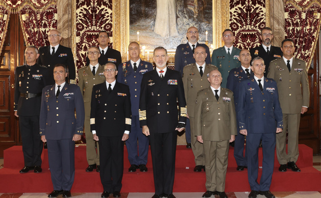 Fotografía de grupo de Su Majestad el Rey con un grupo de coroneles y capitanes de navío