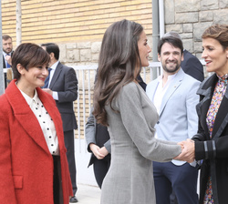 Su Majestad la Reina recibe el saludo de la presidenta de la Comunidad Foral de Navarra, María Victoria Chivite en presencia de la ministra de Polític
